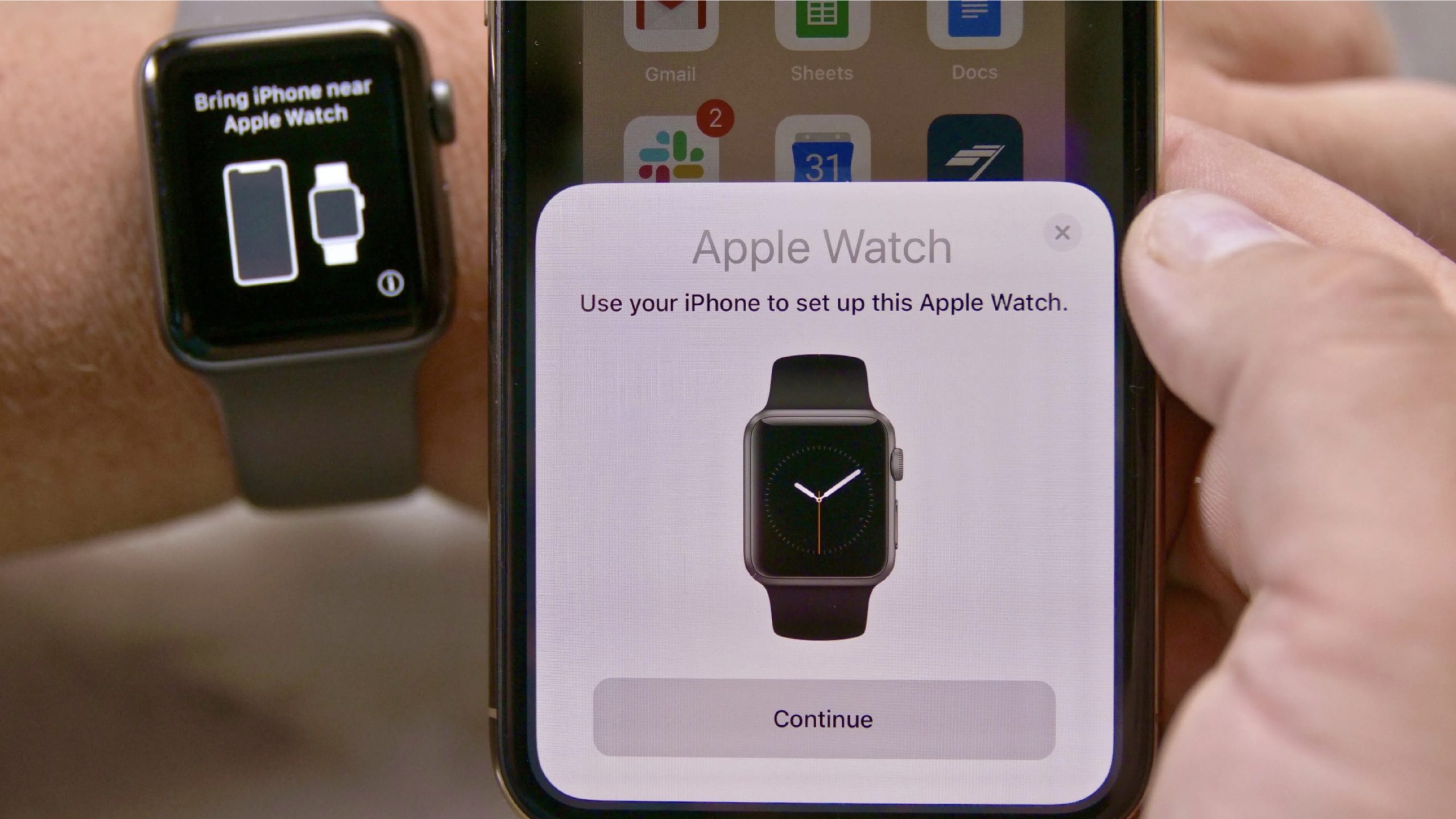 Ghép đôi Apple Watch là một cách tuyệt vời để kết nối và tạo ra sự gắn kết giữa bạn và đối tác của mình. Với một ứng dụng cung cấp bởi Apple, bạn sẽ có thể theo dõi và chia sẻ chiếc đồng hồ thông minh của mình với người đồng hành yêu thích của mình. Dù cho bạn đang ở đâu, bạn sẽ luôn ở gần nhau nhờ Apple Watch.